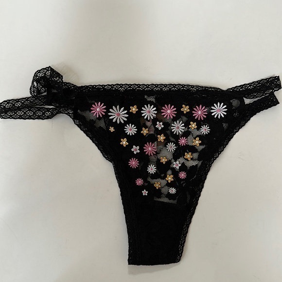 NWT pink Victoria’s Secrets Floral thong Sz M - Picture 1 of 4